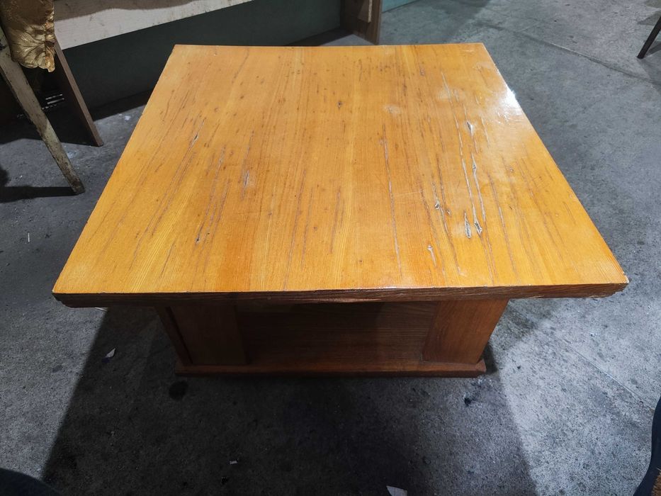 Стол журнальный.