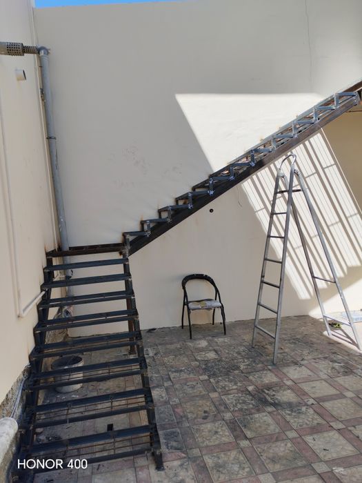 Сварщик работает лестницы навесы перилы zina lesnitsa