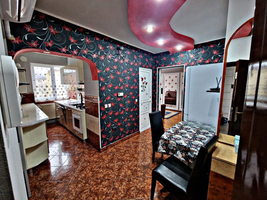 Închiriez apartament cu 2 camere