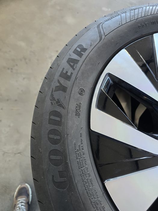 2 Броя 215/60/16 Goodyear 5,6mm 24dot