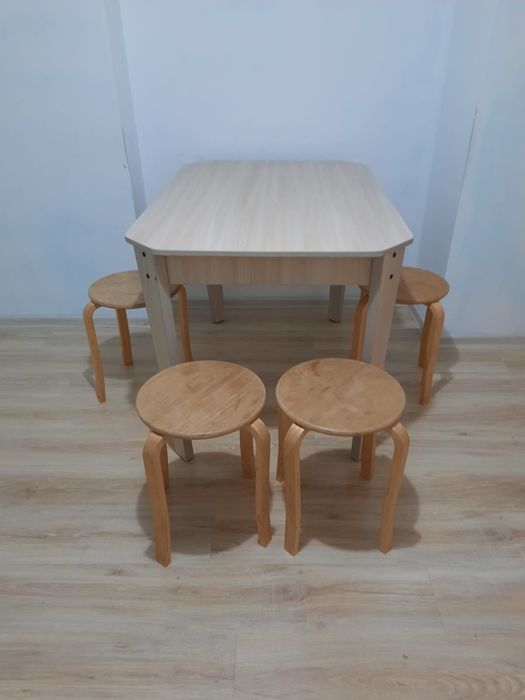 Кухонный стол с 4 табуретками 15 000тг