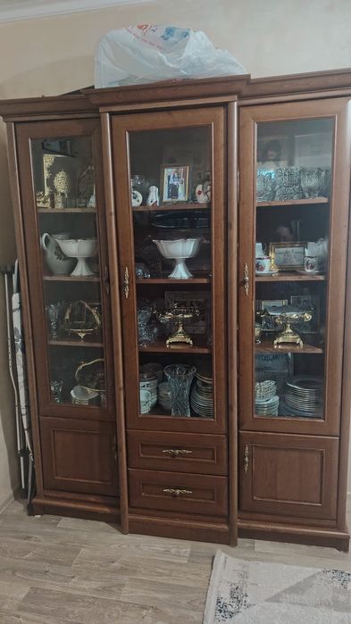 Шкаф для посуды со стеклом