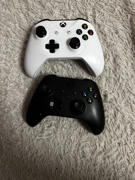 Xbox One S с двумя геймпадами