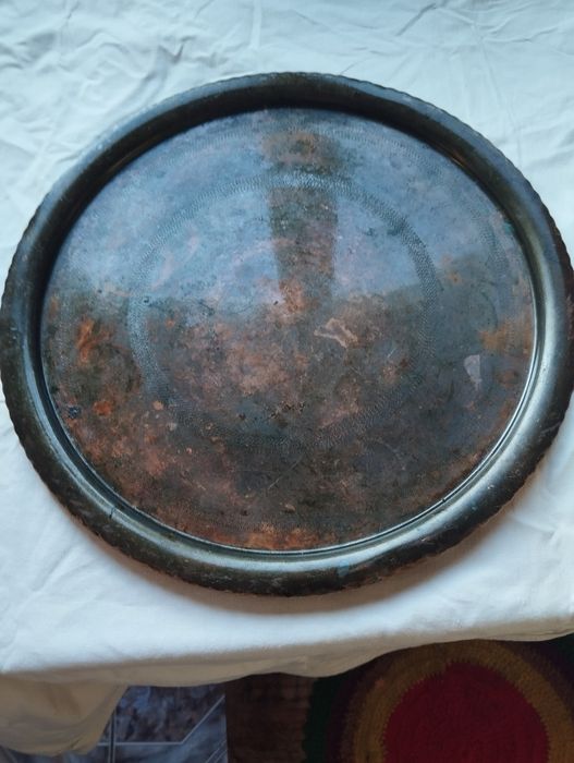 Продавам стар меден поднос,ръчно кован.