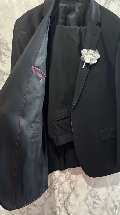 Костюм класически-черен носен на сватба