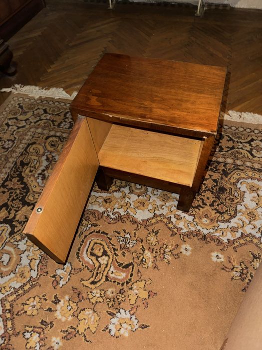 Noptieră / dulăpior din lemn, culoare nuc