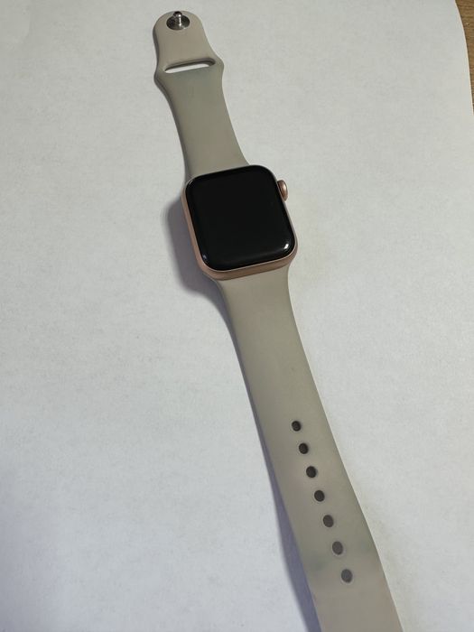 Смарт-часы Apple Watch SE 40 мм золотистый