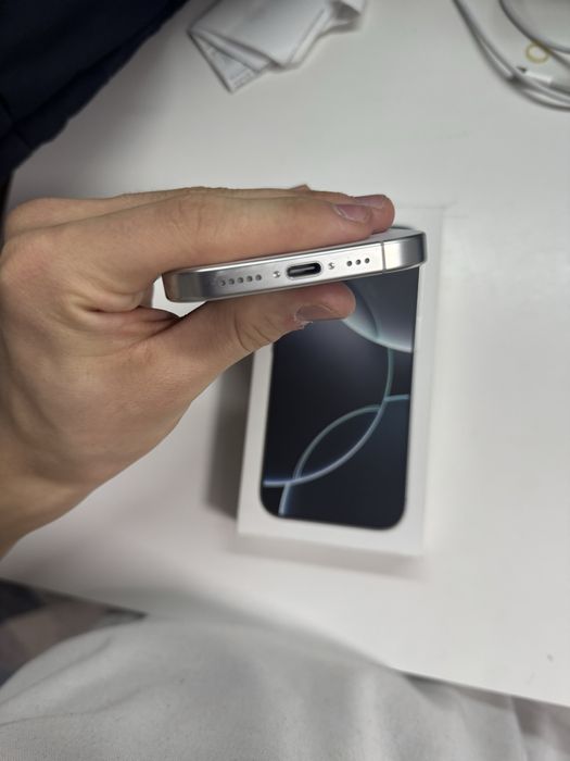 Iphone  16 pro акб 100 (10 раз заряжался)