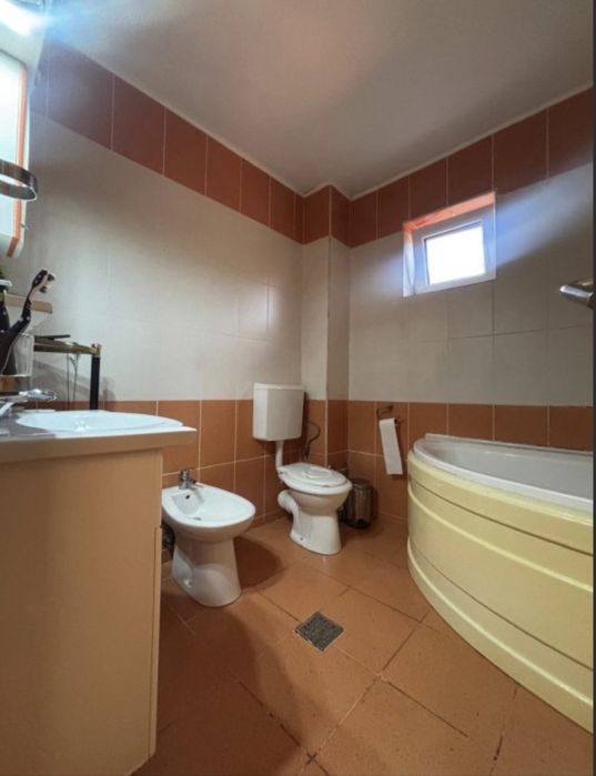 APARTAMENT  în vilǎ cu trei apartamente, garaj şi curte comunǎ