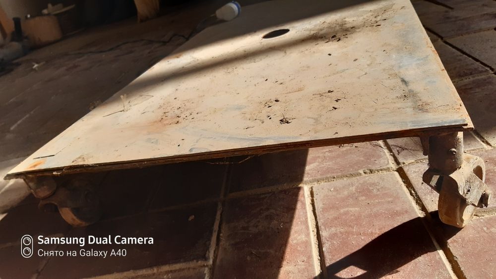 Подставка железный с твёрдомы колёсами