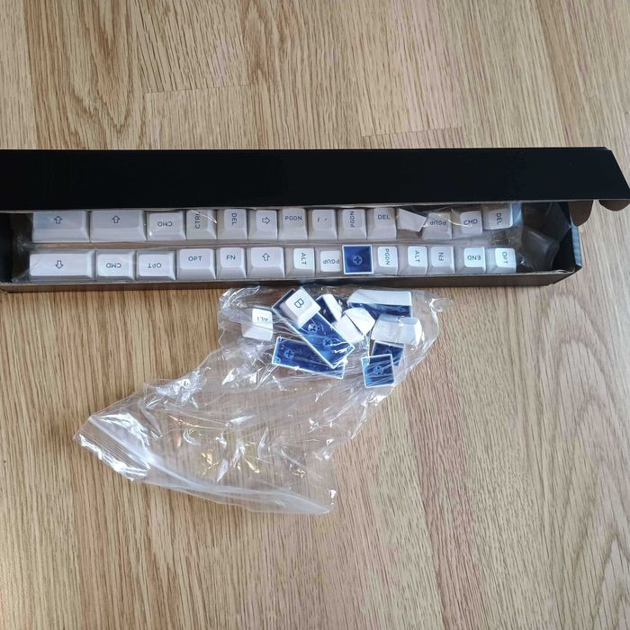 Taste Akko Blue on White keycaps