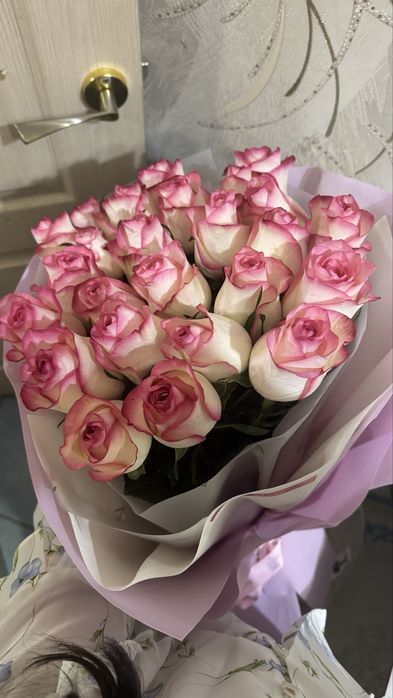 Цветы  свежие розовые 25 штук метровые отдам за 15к