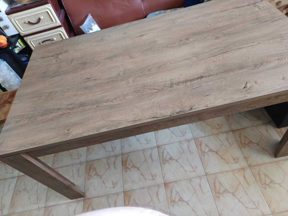 Продавам трапезна маса