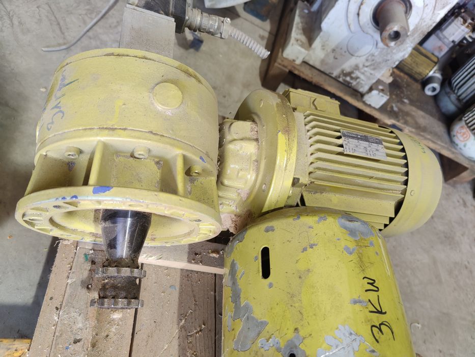 Motor electric trifazat cu reductor 1.3kW, 31rpm, 220/380V