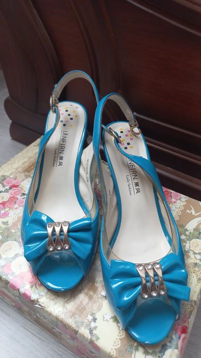 Продаётся босоножки 50 000 сум