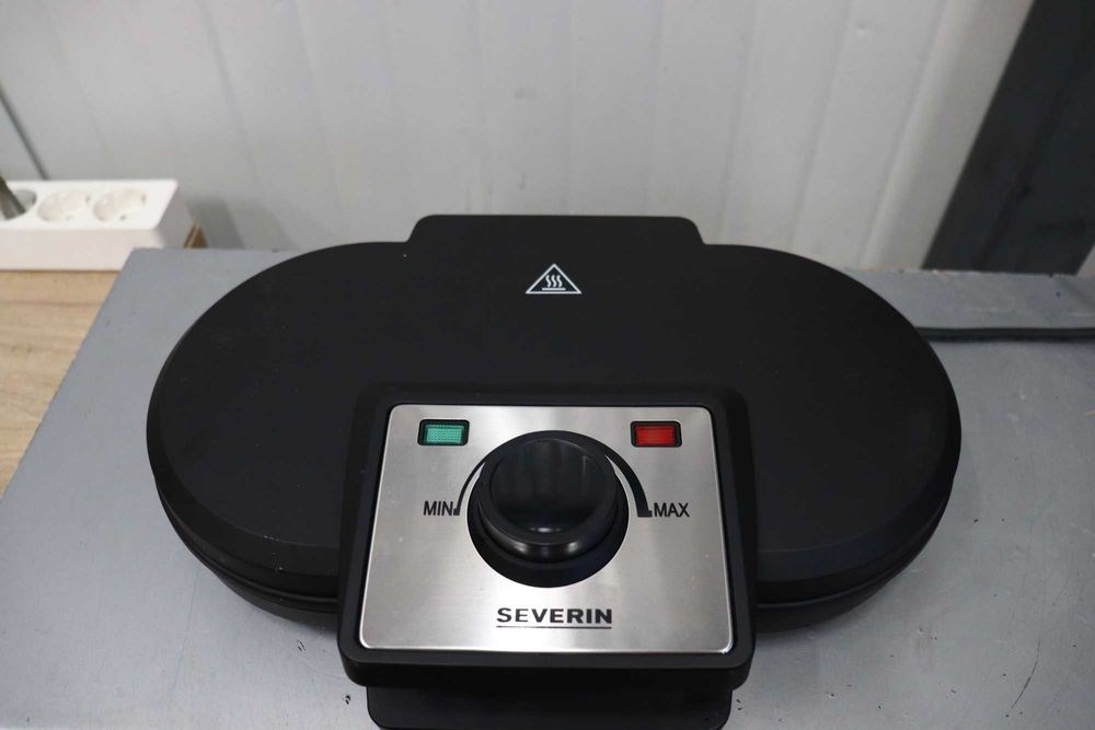 Гофретник Severin Double Waffle Maker, леко спуката и залепена дръжка