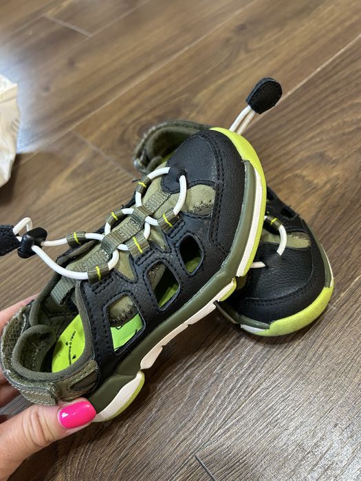 Затворени сандали Clarks  26 номер момче
