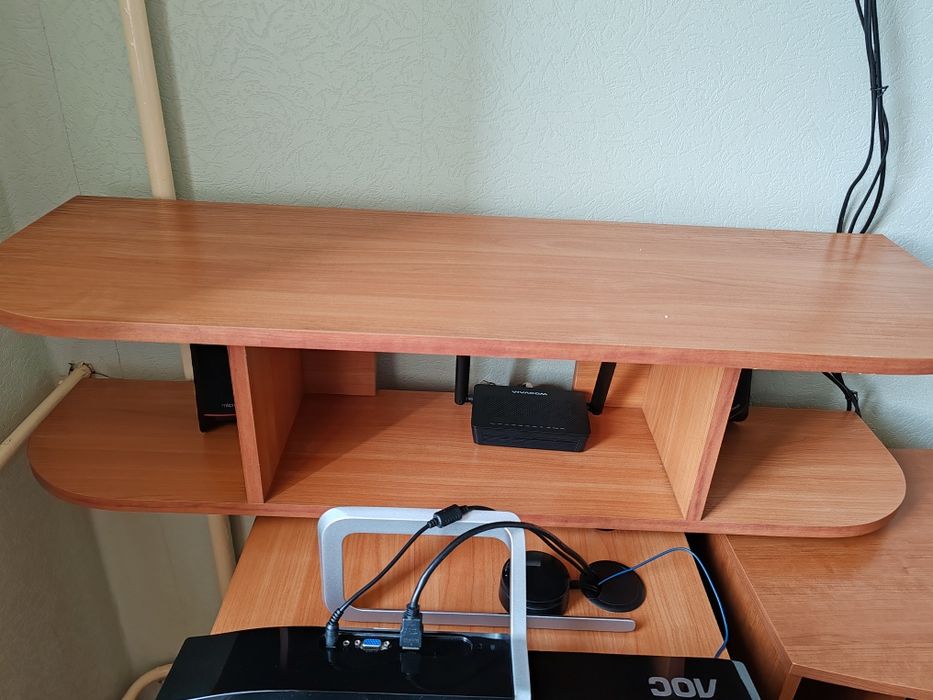 Компютърно бюро с рафт за декорации