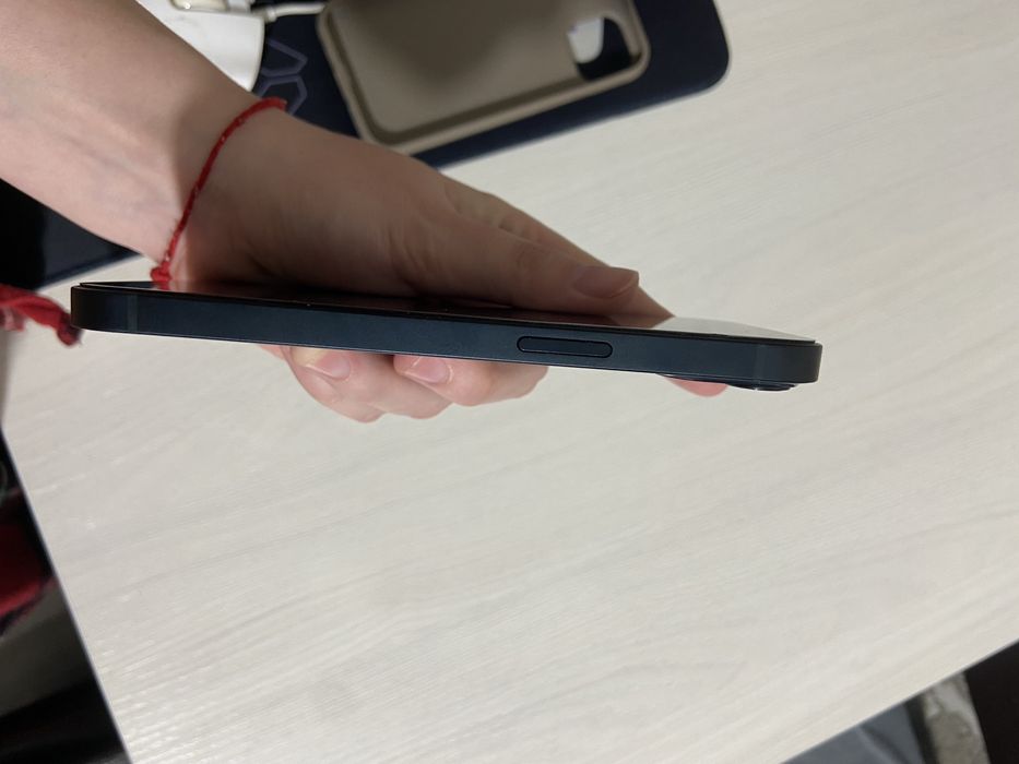 Продам Айфон 13