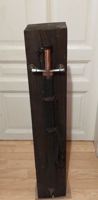 Grapă, ușă lemn,sabie, paloș.