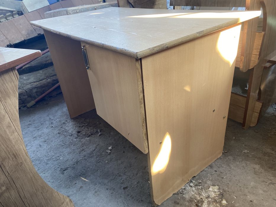 Stol parta o’qituvchiniki sotiladi adminstrator stoli ham bor