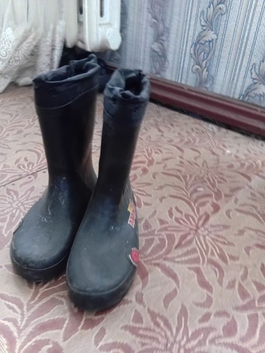 Продам резиновые сапоги 3000