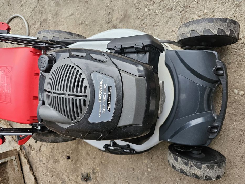 Vand 2 masini de gazon honda una este noua