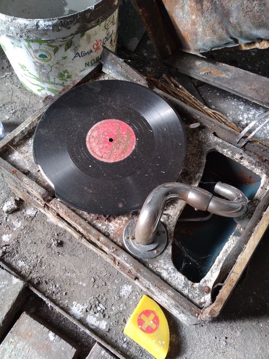 Патефон на запчасти.