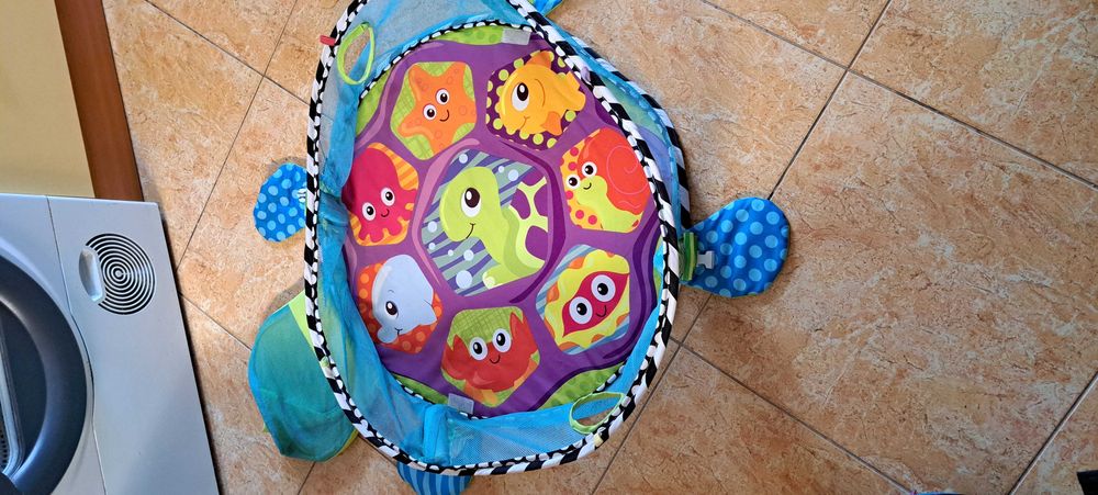 Кошара за активна гимнастика и играчки.