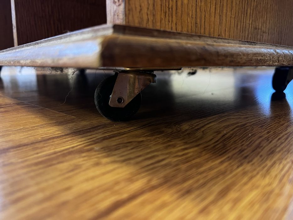 Шкаф с рафтчета, Бюро