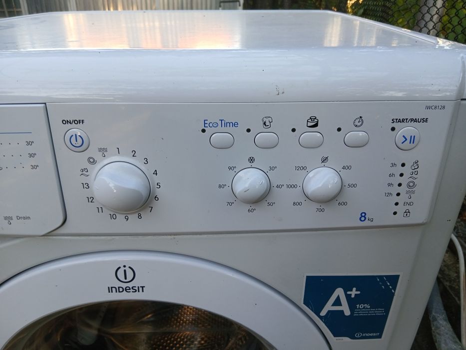 Se dezmembrează mașină de spălat Indesit de 8 kg