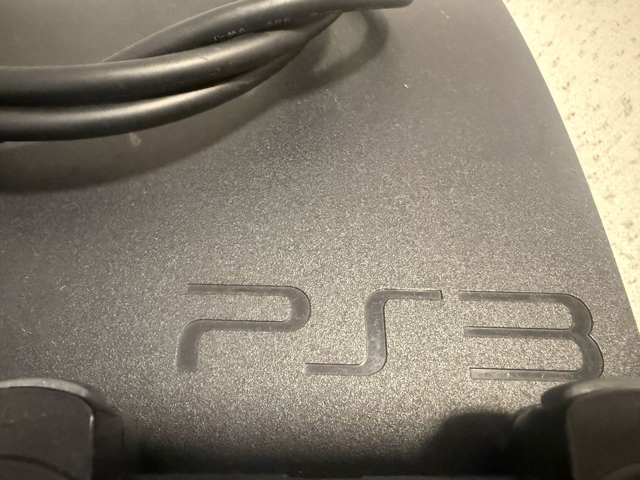 PS 3 конзола с два джойстика