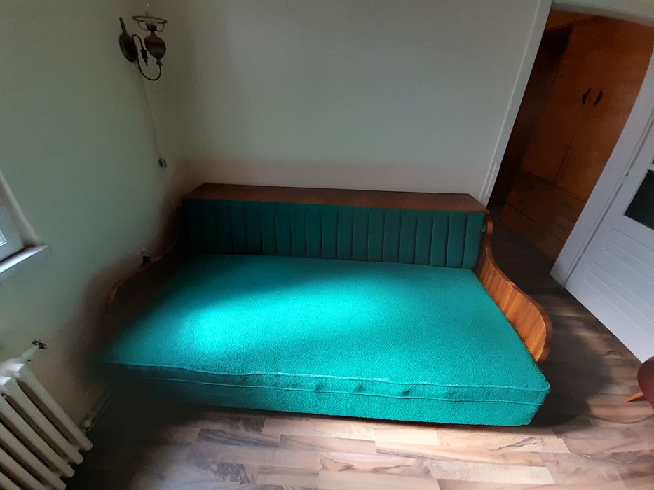 Biblioteca. Pat recamier. Servanta. Fotoliu