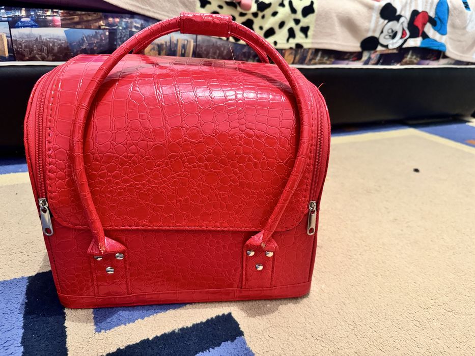 Косметичка и несессеры женскач