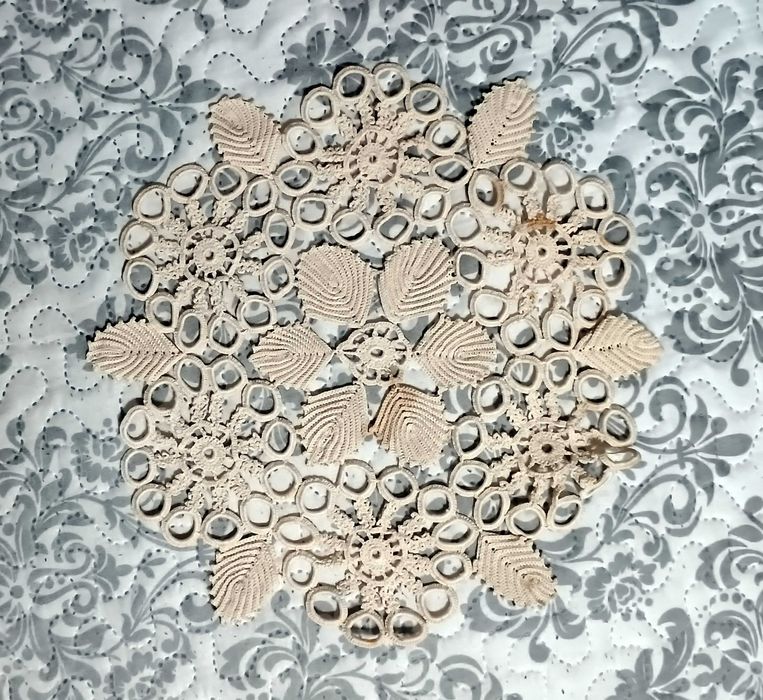 Продавам ново ръчно плетено каре екрю