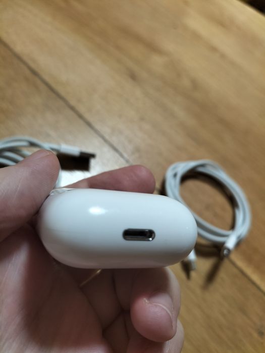 Carcasa Airpods 2 2019 cu doua cabluri de incarcare pentru diverse adaptoare