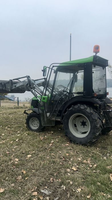 Tractor cu încărcător