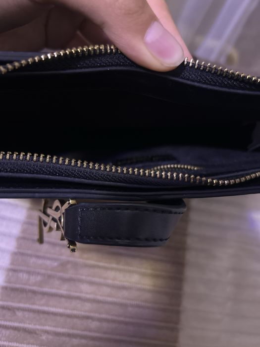 Черная сумка Yves Saint Laurent.
