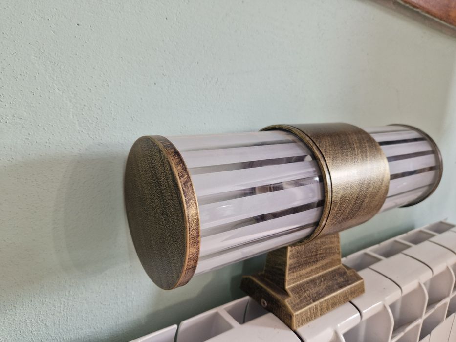 Лампа за стена ,нова с размери около 30см.и диаметър 6 см.