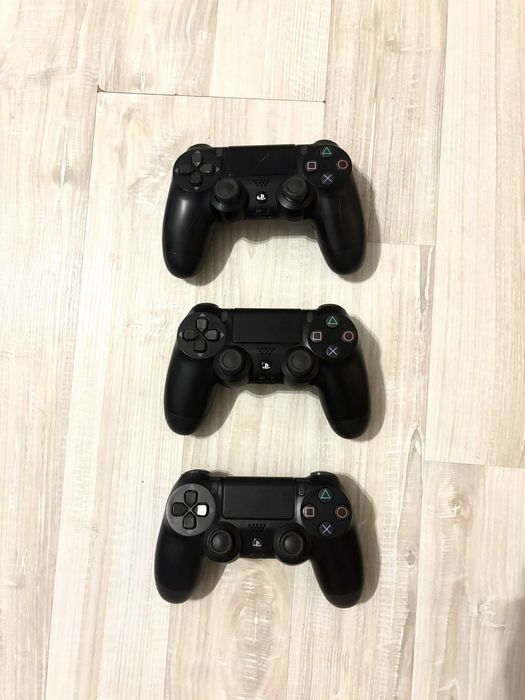 PlayStation 4 Slim с кутия и 3 джойстика