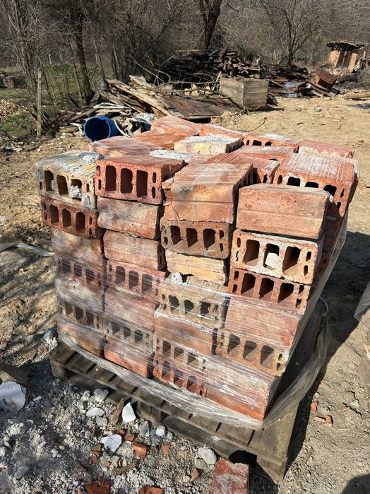 Тухли четворки натоварени на пелети готови за взимане