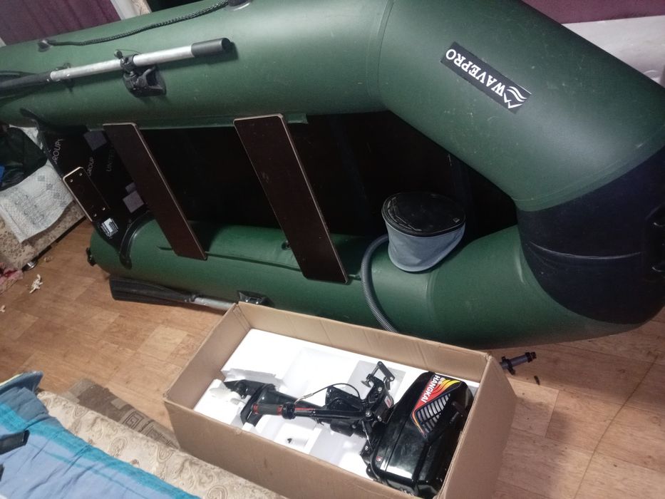 Закормочный катер.