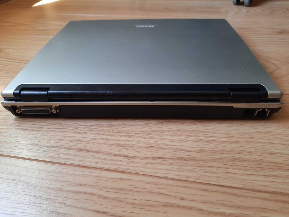 Продава се лаптоп Toshiba Tecra A2, 15", батерия е за смяна