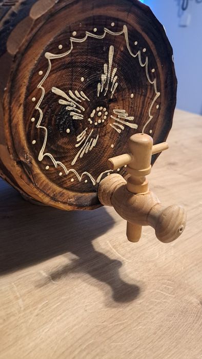 Butoiaș de lemn sculptat manual