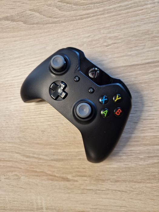 Xbox One 500gb с 2 контролера.