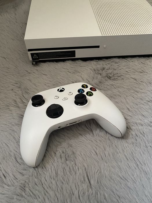 Vând Xbox One S – 500 GB + toate jocurile incluse