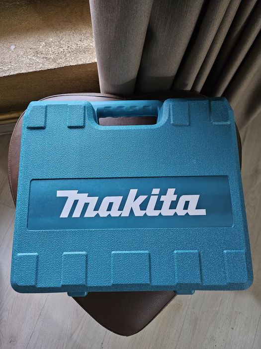 Mașină de găurit Makita cu două baterii și încărcător
