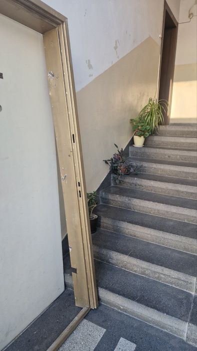 Входна врата от апартамент