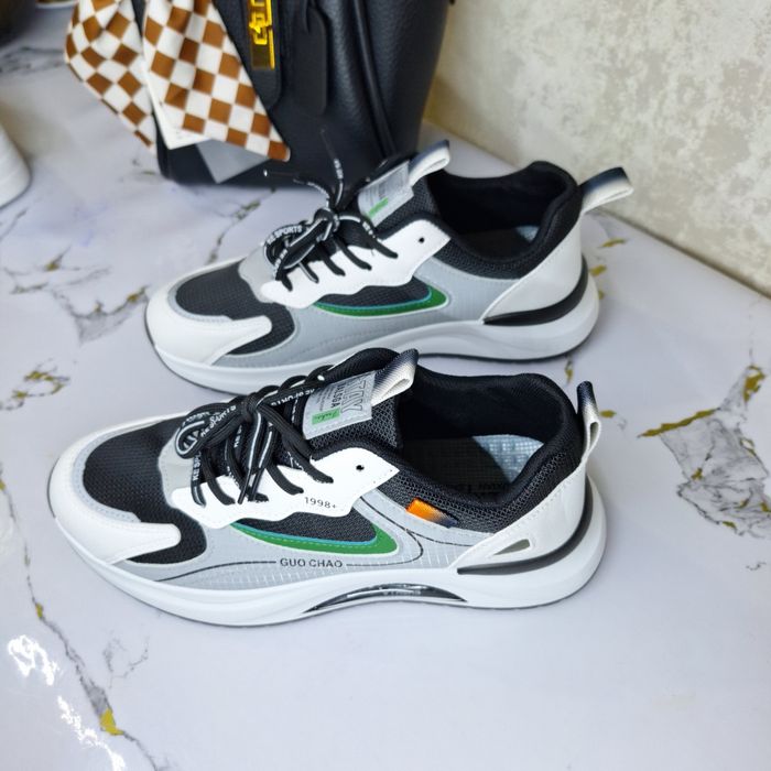 Кроссовки дышащие со скидкой!!