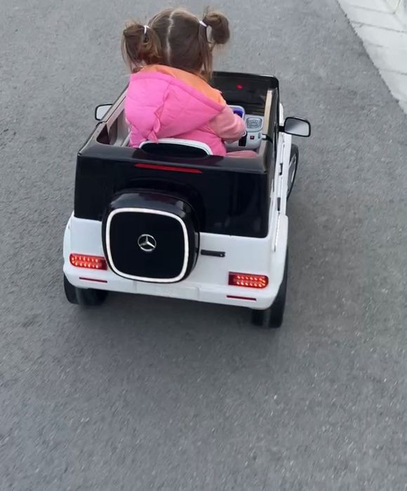Mașinuța electrică Mercedes